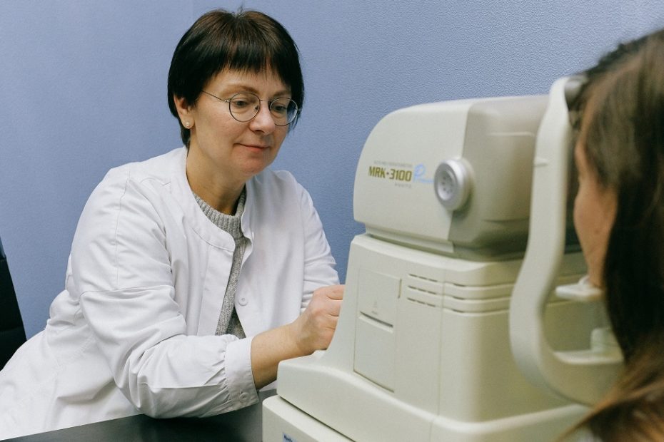 femme passant un examen médical pour ses yeux